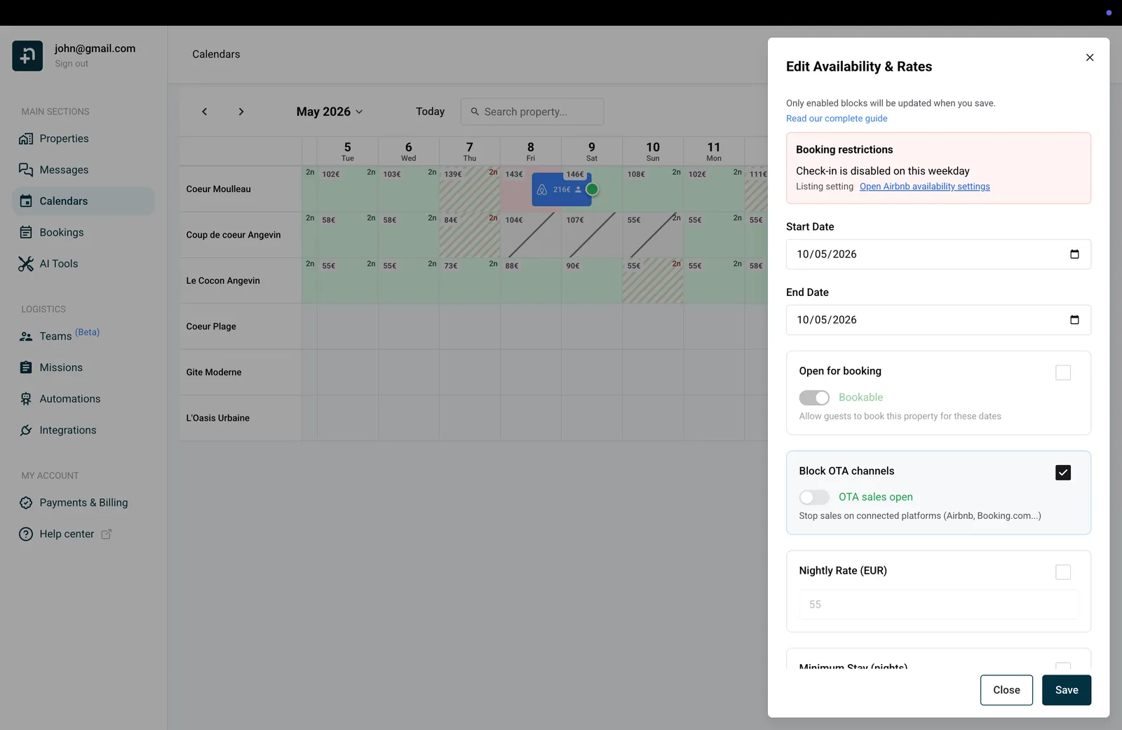 Bewerkingspaneel met het blok met boekingsbeperkingen: aankomst uitgeschakeld op een weekdag door een advertentie-instelling, met een link naar de Airbnb-beschikbaarheid