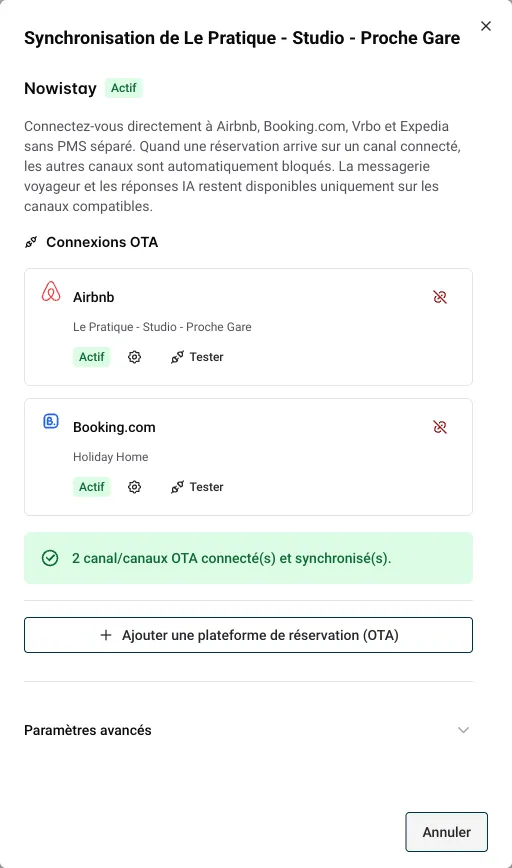 Fenêtre Synchronisation listant les connexions Airbnb et Booking.com, chacune avec son icône d'engrenage Paramètres du canal