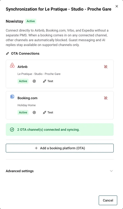 Synchronisatievenster met de Airbnb- en Booking.com-koppelingen, elk met een tandwielpictogram voor Kanaalinstellingen
