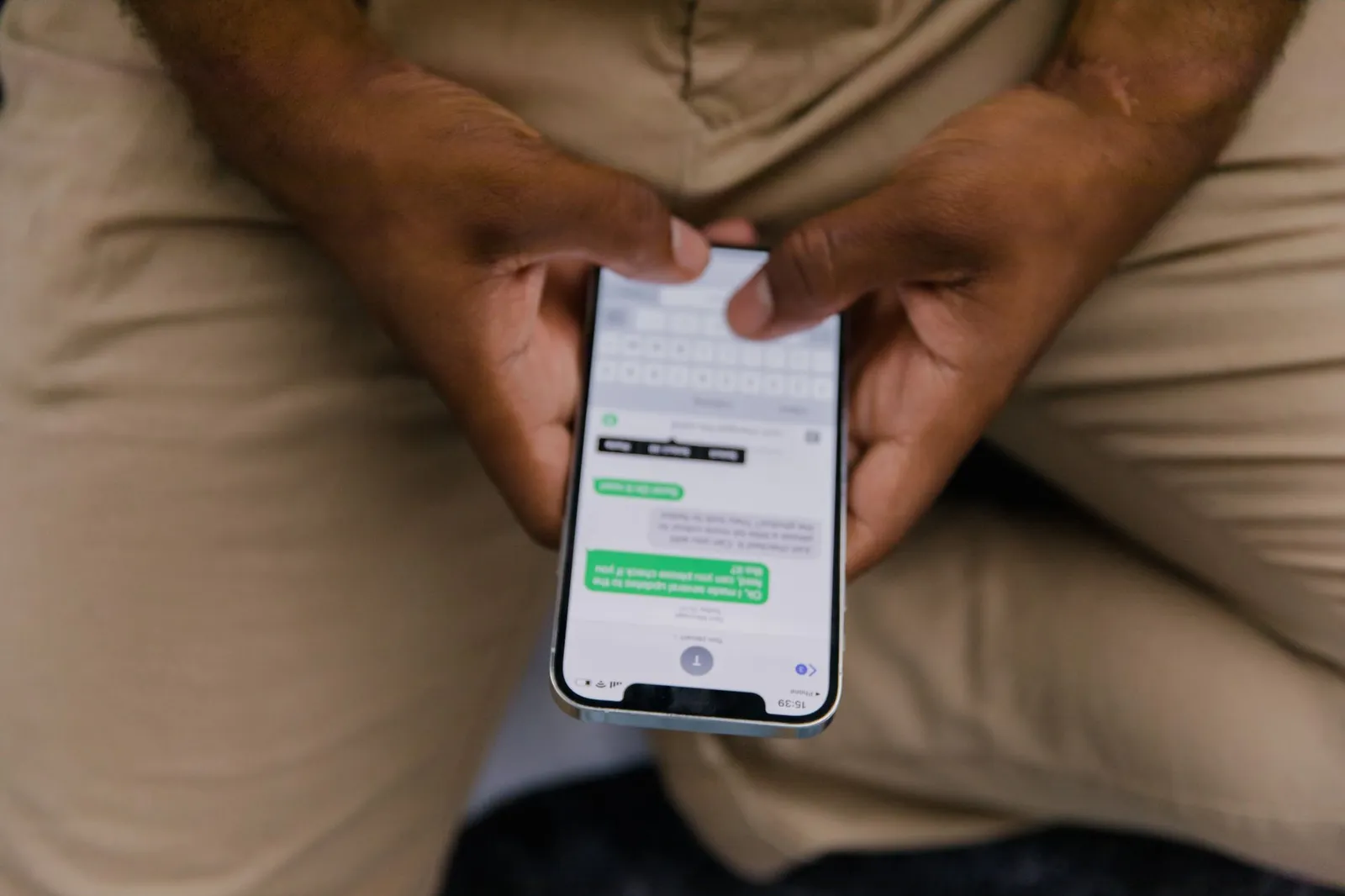 Mãos a responder a mensagens de hóspedes num smartphone