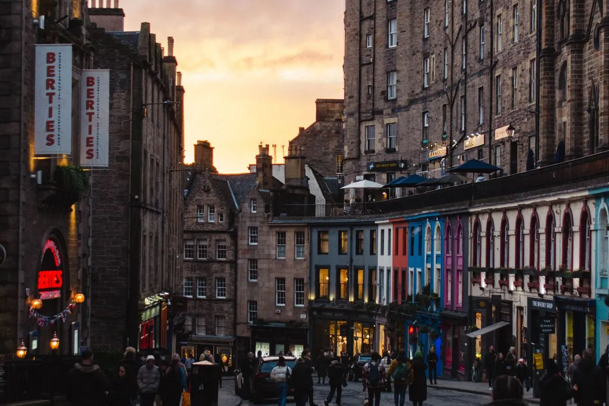 Victoria Street nella città vecchia di Edimburgo al tramonto, dove gli affitti brevi ora applicano la visitor levy del 5% della città
