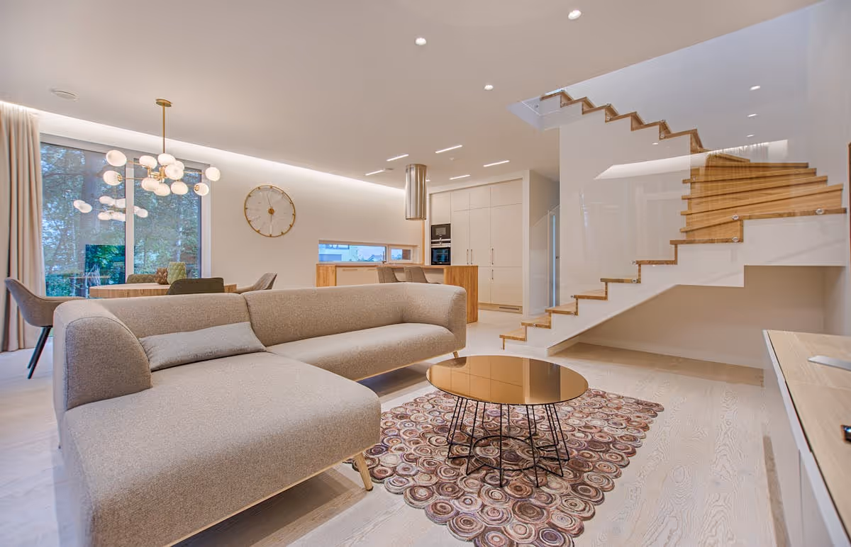 Intérieur élégant d'une location saisonnière illustrant la technologie du livret d'accueil numérique