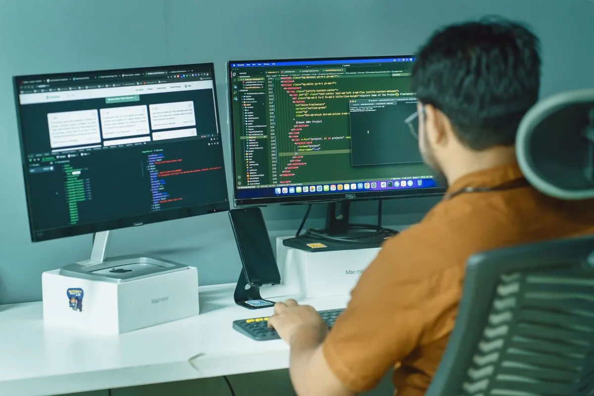 Développeur travaillant sur du code sur deux écrans, à l'image des projets open source derrière les serveurs MCP Airbnb