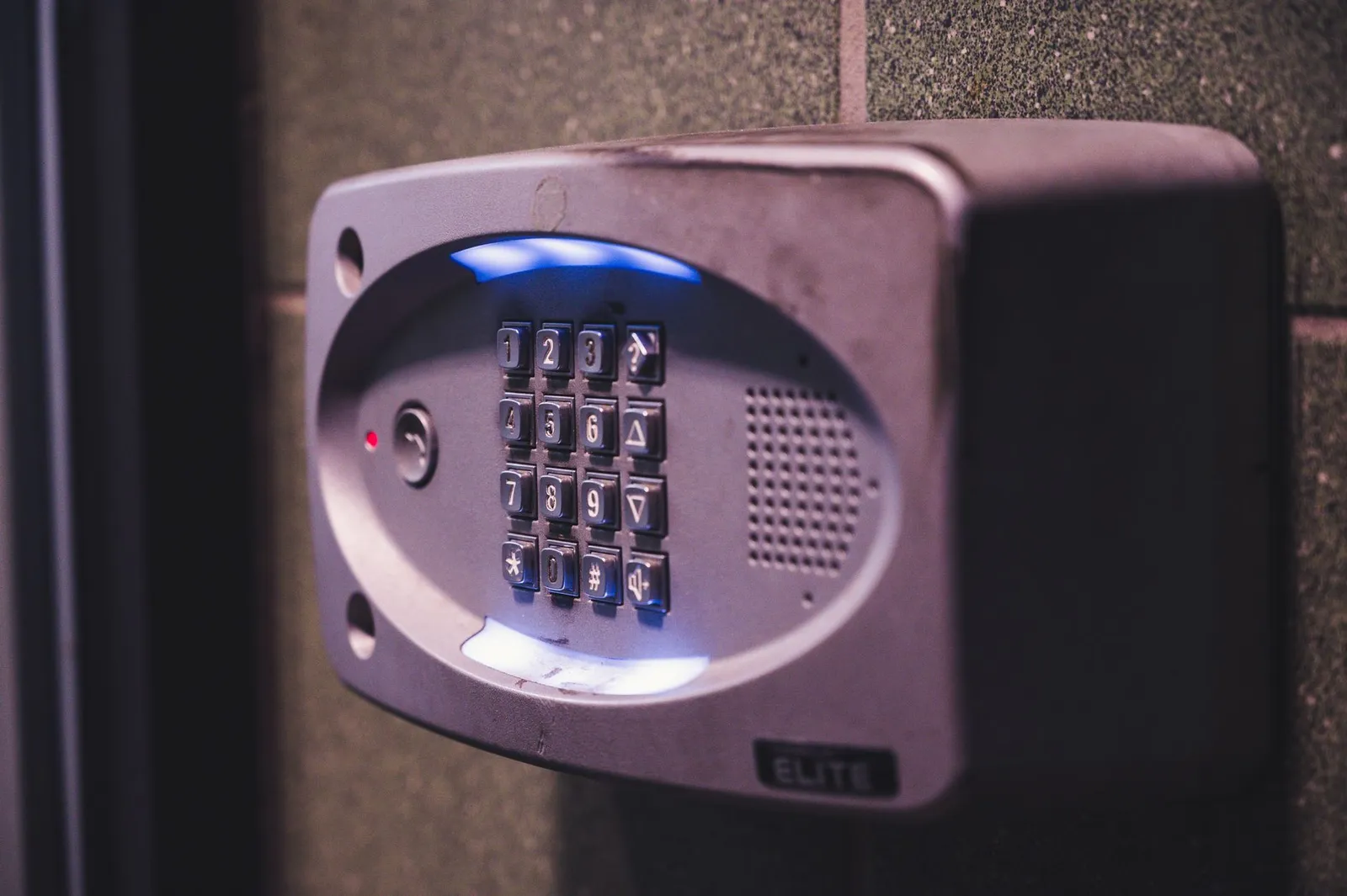 Teclado iluminado de una puerta donde los huéspedes introducen su código de acceso