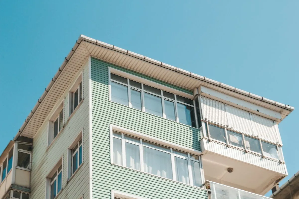Hôte de location courte durée examinant sur un ordinateur portable des relevés horodatés de réservations et de messages pour construire un appel contre une suspension Airbnb ou Booking.com