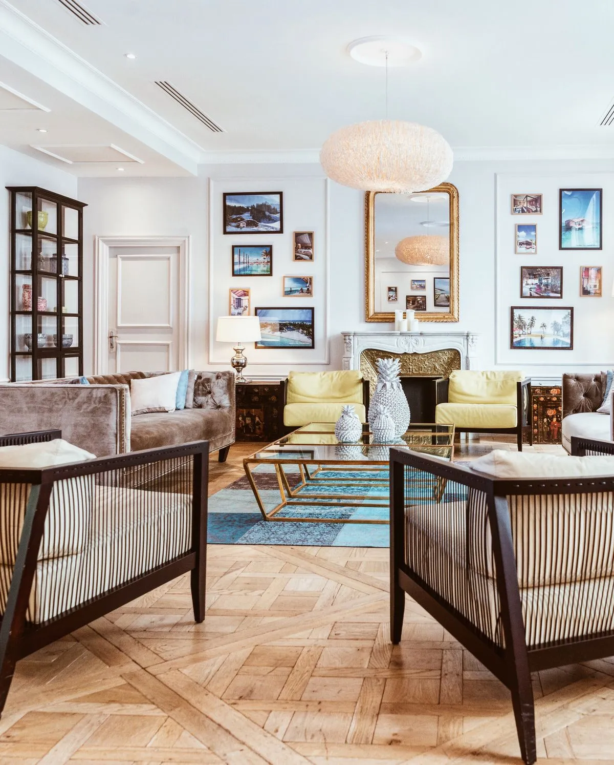 Salon meublé parisien avec parquet en point de Hongrie, type de meublé de tourisme concerné par le PLF 2027