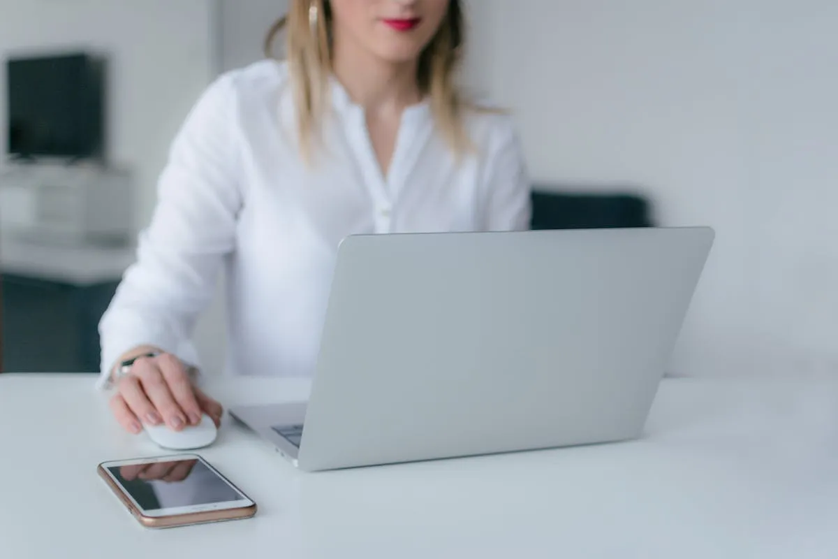Hôte analysant les avis voyageurs sur son ordinateur portable