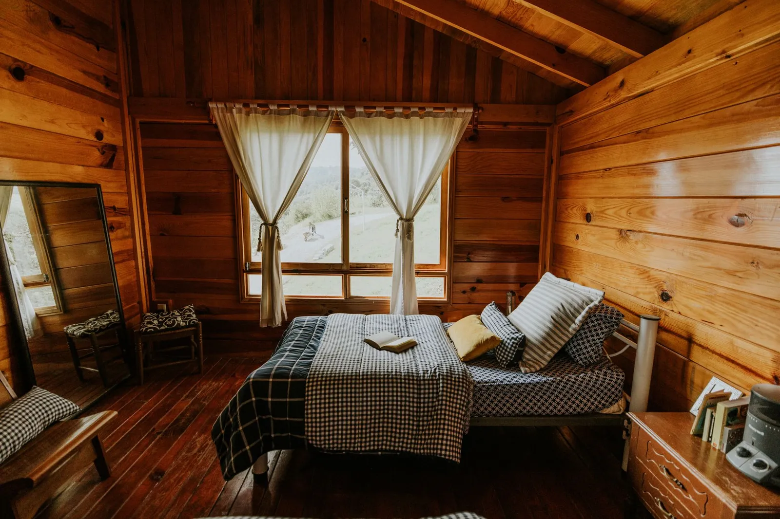 Gezellige houten hutslaapkamer die wacht op de volgende Airbnb-gast