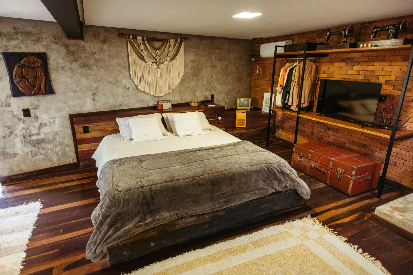 Camera da letto rustica di un affitto breve pubblicato su Airbnb