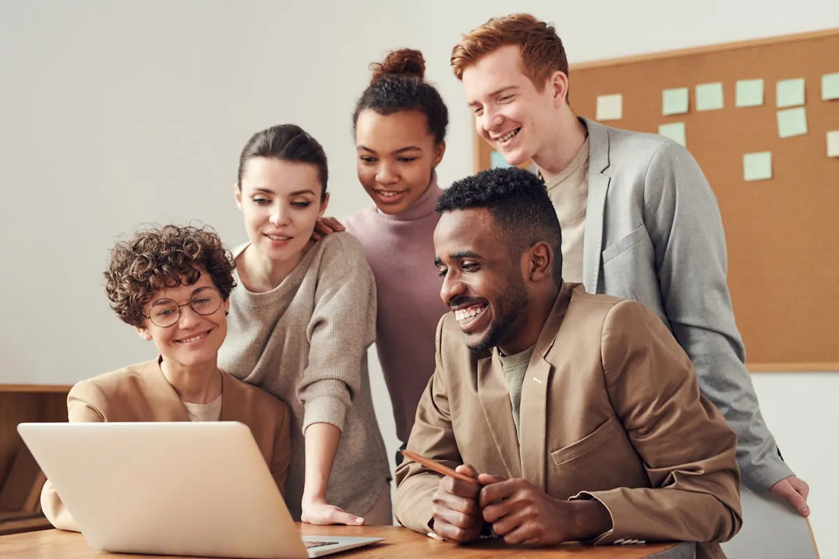 Équipe collaborant efficacement sur la gestion de propriétés