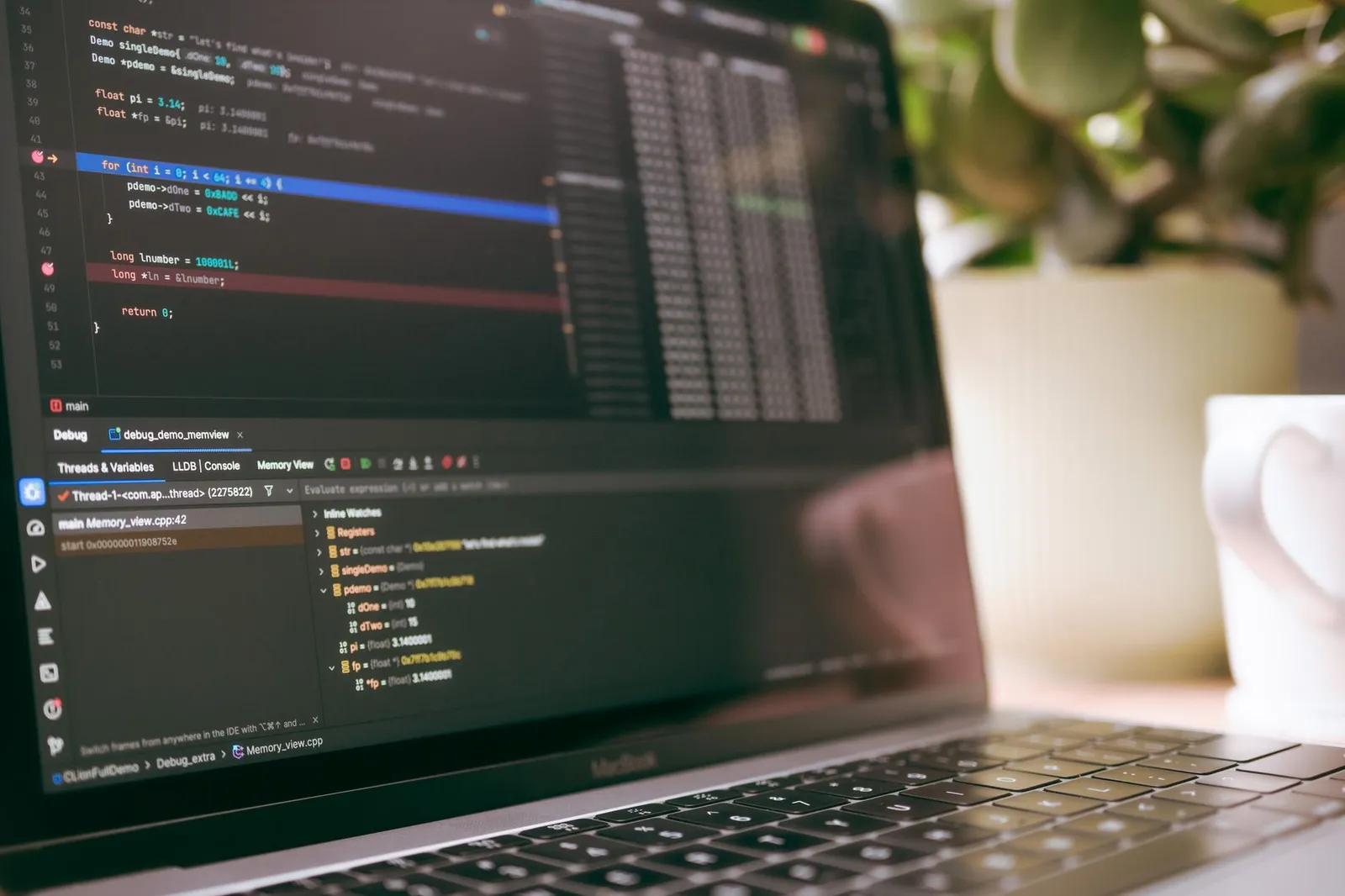 Laptop-Bildschirm mit Code in einer Debugging-Sitzung