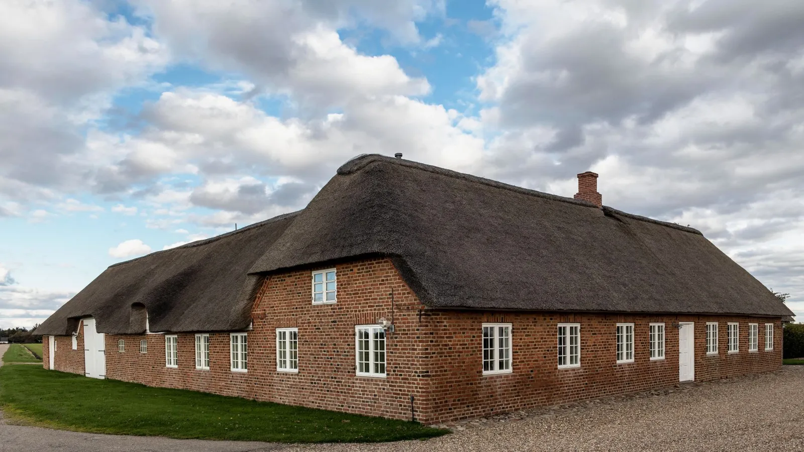 Rieten dak op een bakstenen huisje op het platteland, typisch voor een vakantiehuis op Vrbo