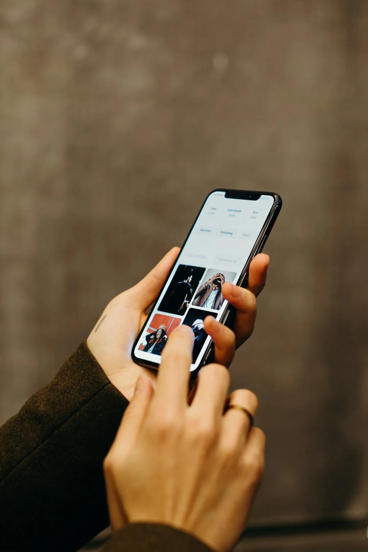 Hôte gérant ses locations saisonnières sur un ordinateur portable avec un café