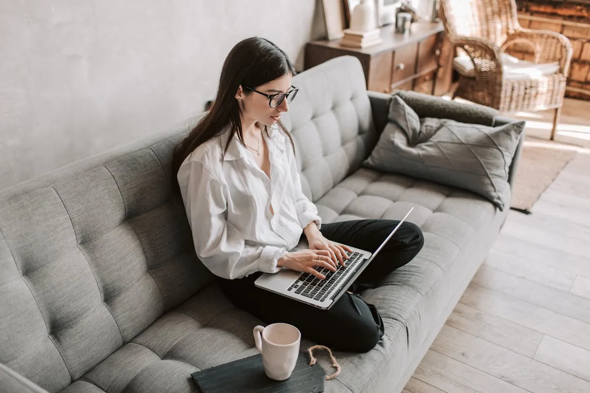 Femme travaillant depuis chez elle sur un ordinateur portable