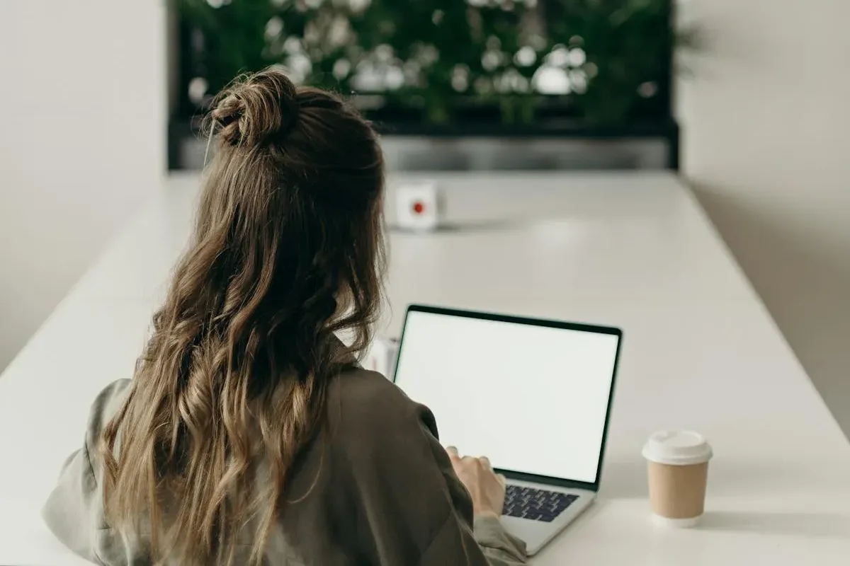 Host die beoordelingen van gasten van een vakantieverhuur op een computer analyseert