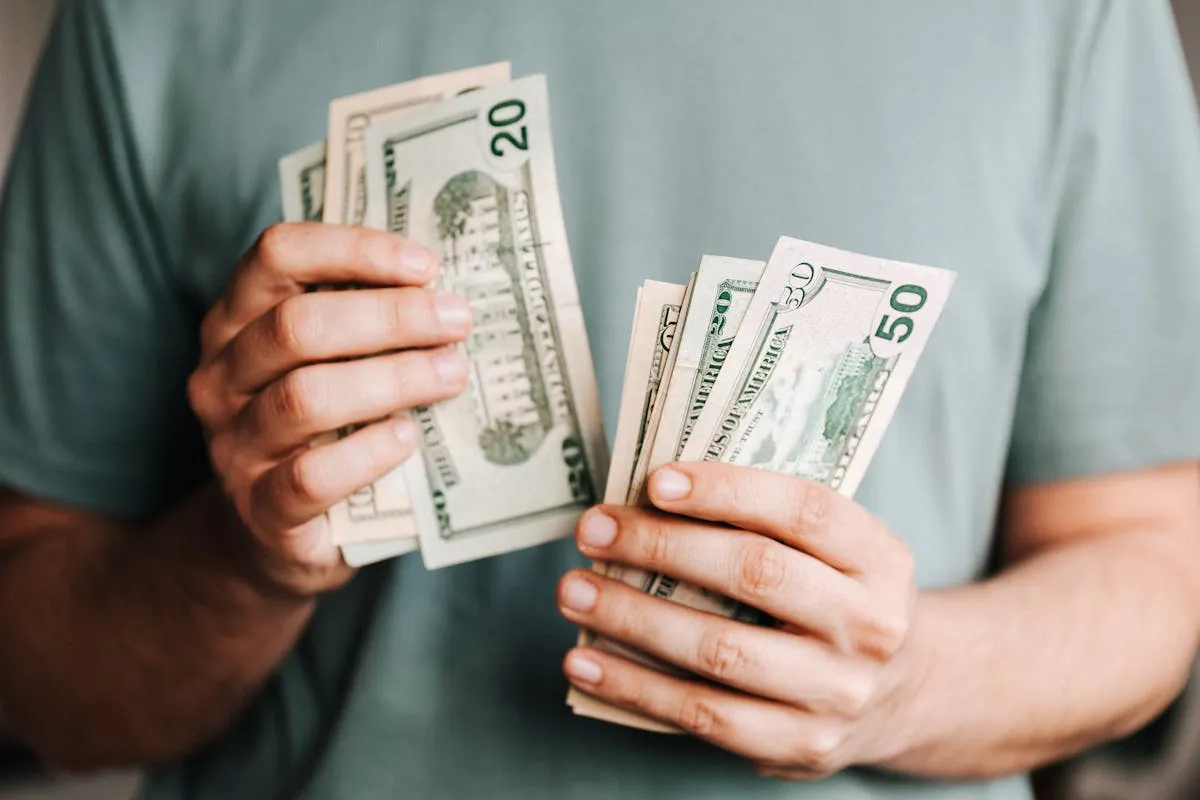 Personne stressée par des démarches financières et des problèmes de paiement