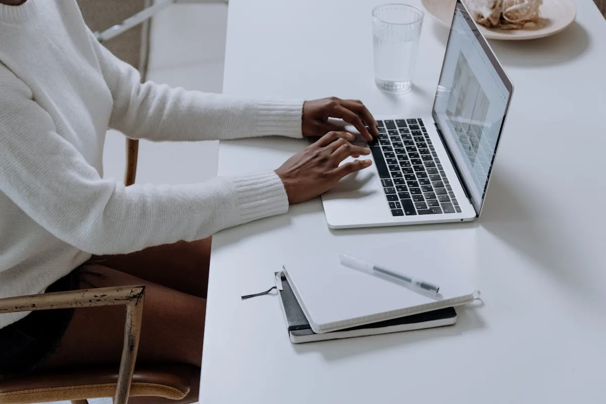 Gestionnaire analysant des données de location avec un assistant IA