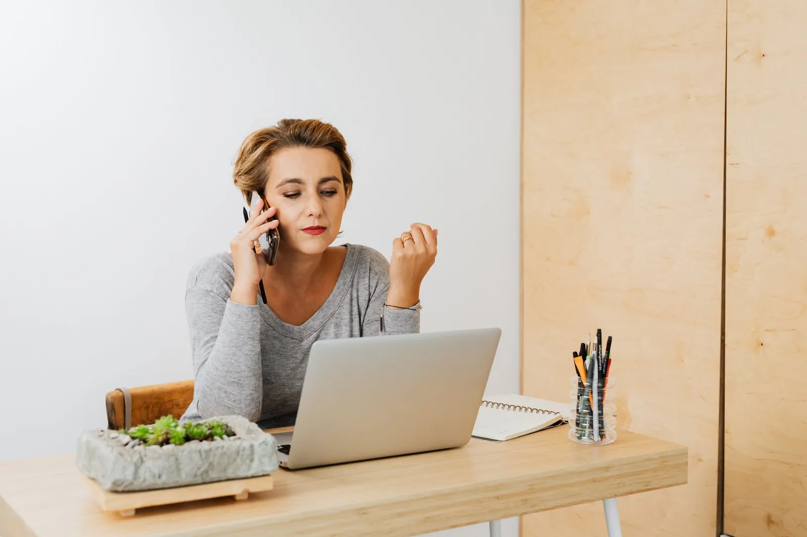Anfitrión trabajando con un portátil en un escritorio en casa