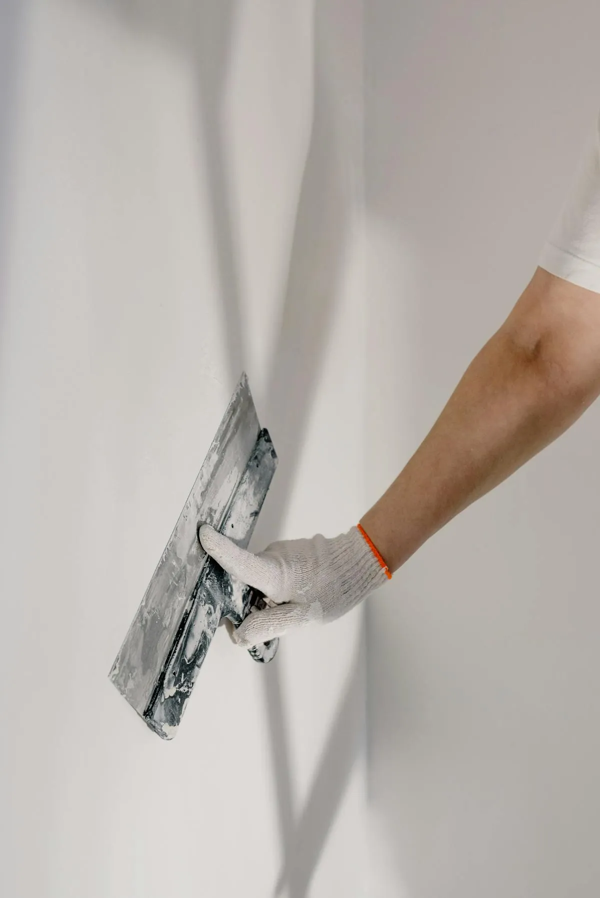 Technicien de maintenance réparant un équipement dans une location saisonnière