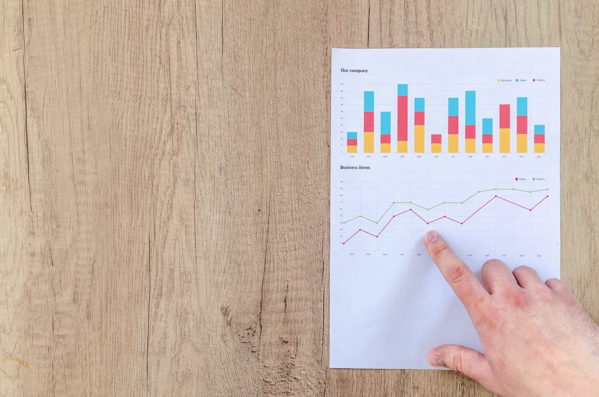 Personne pointant un graphique de performance montrant les KPIs de location saisonnière