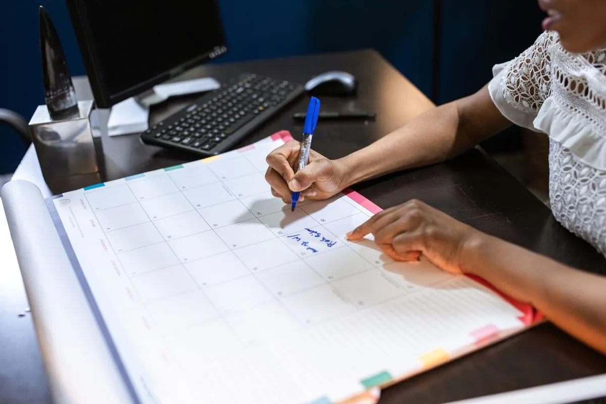 Personne planifiant des remises de durée dans un calendrier