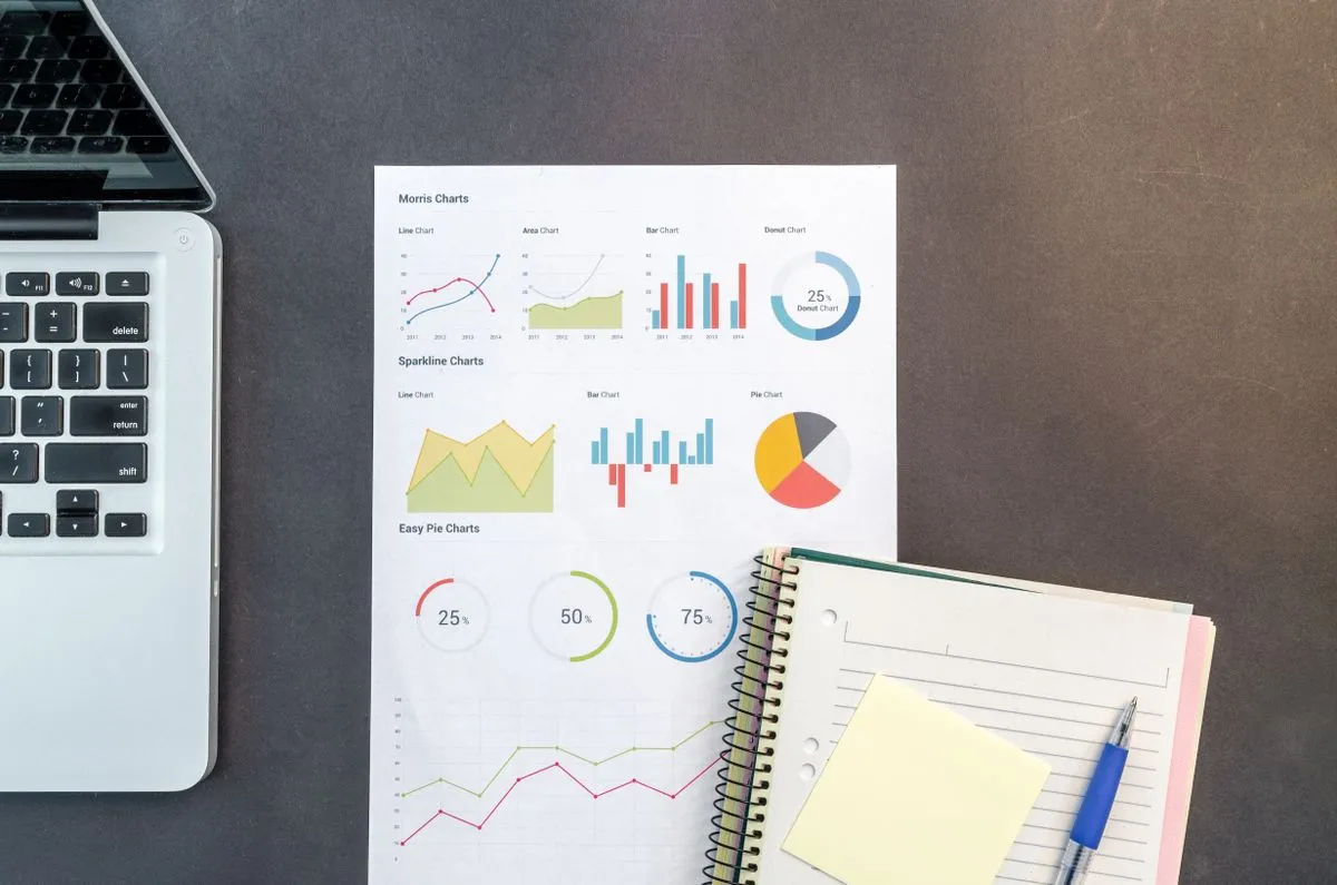 Bureau avec graphiques et ordinateur pour documenter les procédures
