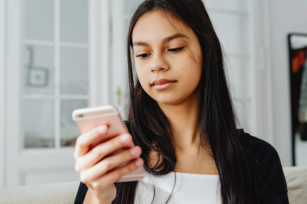 Femme envoyant un message sur smartphone