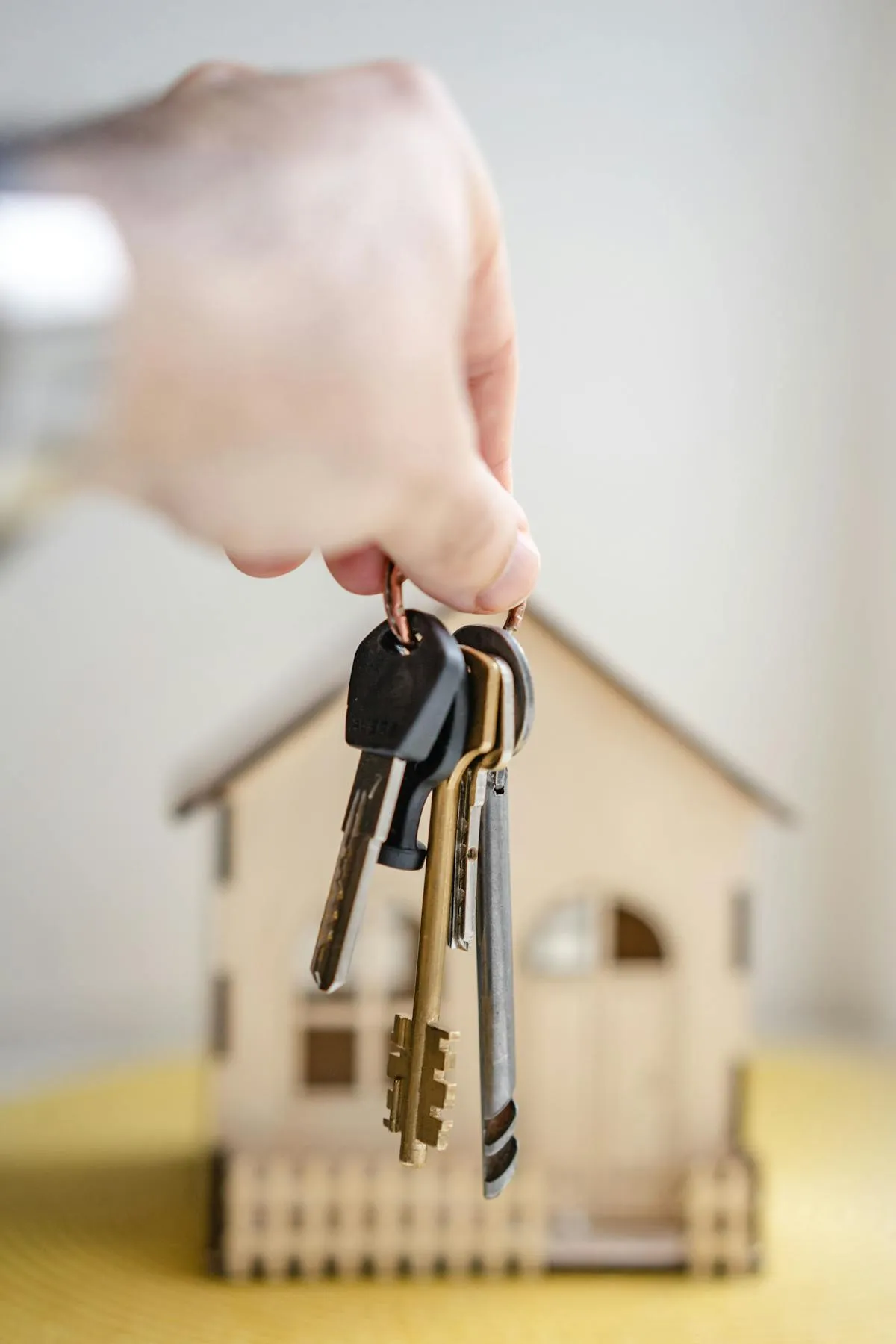 Personne tenant des clés immobilières