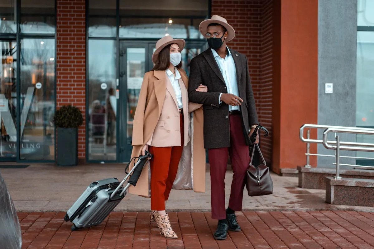 Couple devant une location de vacances