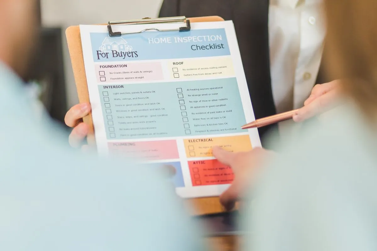 Hands holding a property checklist on a clipboard, a reminder of the obligations of a holiday rental owner in France