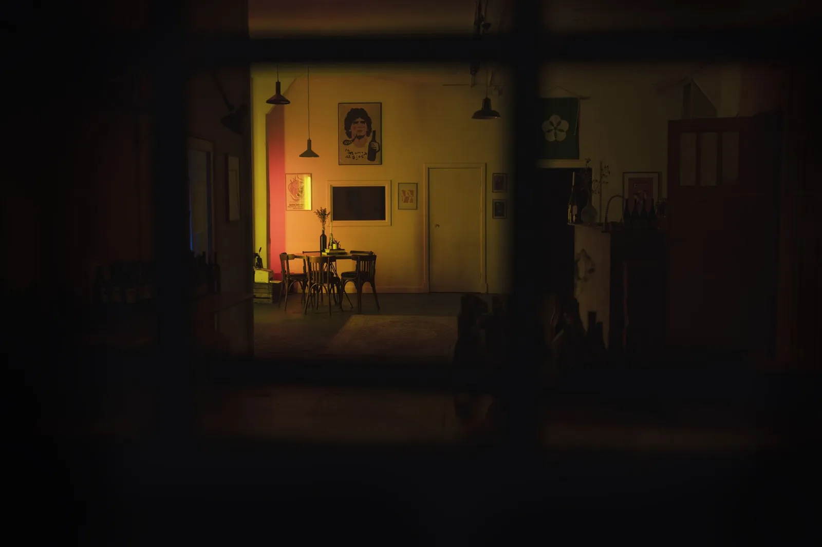 Sala de jantar tranquila com uma mesa vazia vista através de uma janela, à noite