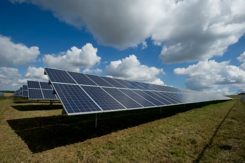 Panneaux solaires installés sur le toit d'une location saisonnière éco-responsable