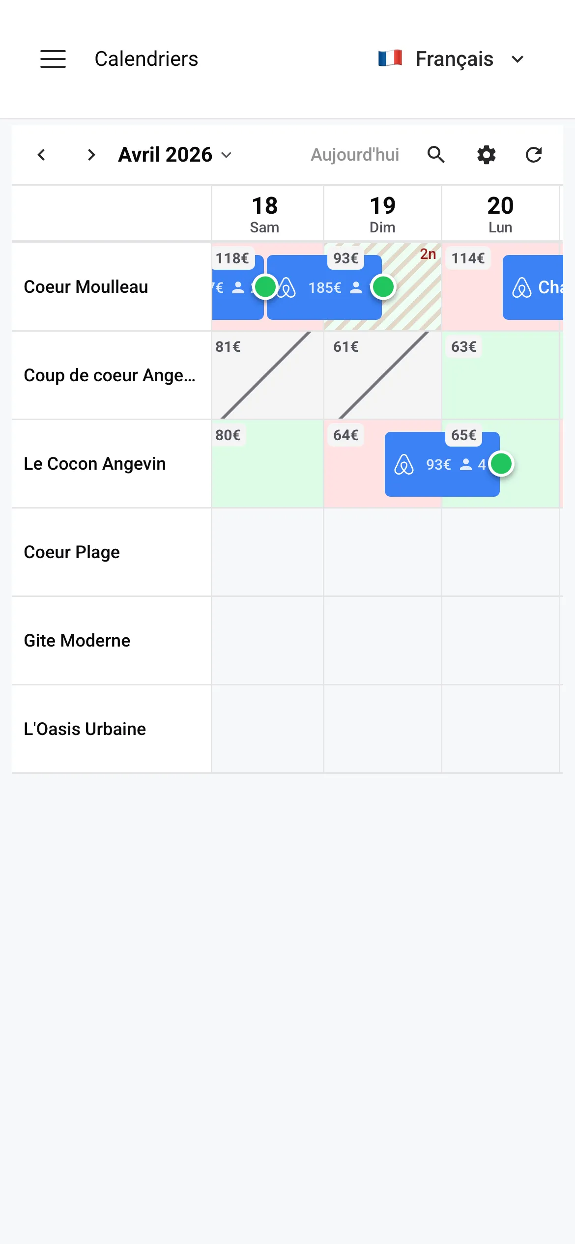 Vue mobile du calendrier Nowistay montrant les propriétés avec disponibilités colorées et rayures de restrictions